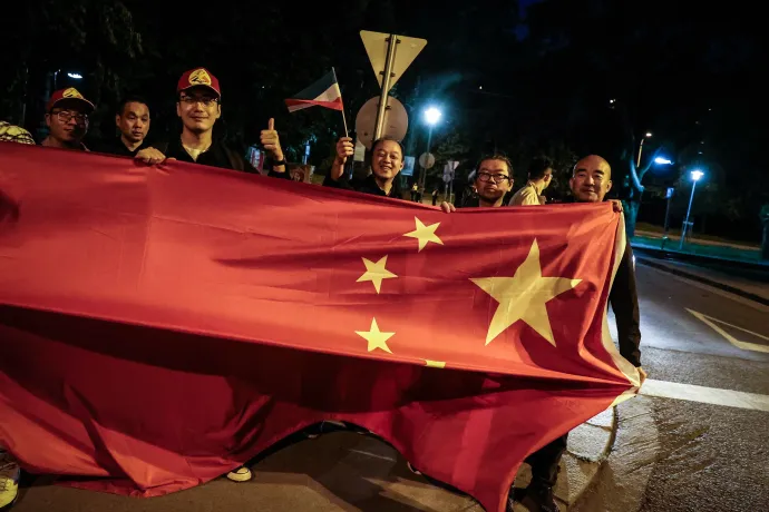 Az I. kerületi Dózsa György téren többen kínai zászlókkal várják a delegációt – Fotó: Huszti István / Telex