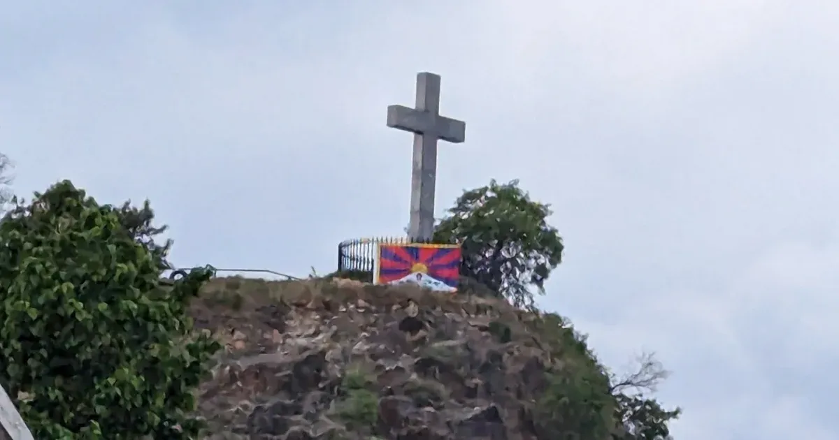 Kitűztek egy tibeti zászlót a Gellért-hegy kőkeresztjéhez, azonnal megjelentek azok, akiknek ez nem tetszett