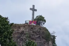 Kitűztek egy tibeti zászlót a Gellért-hegy kőkeresztjéhez, azonnal megjelentek azok, akiknek ez nem tetszett