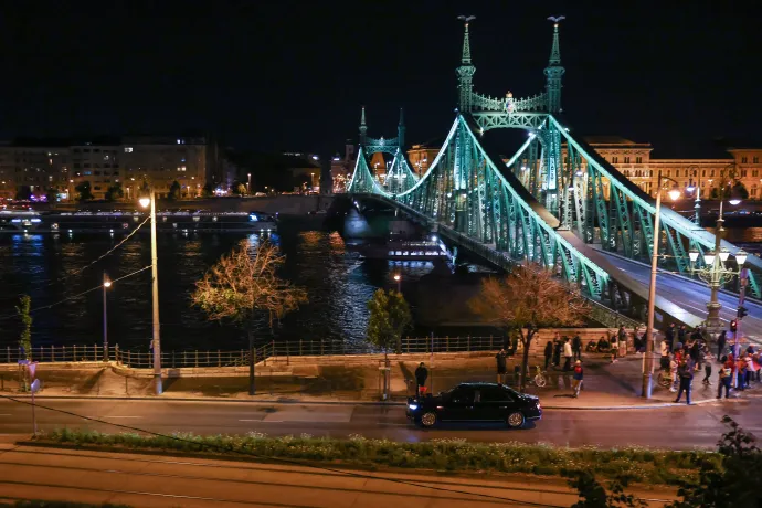 Az elnöki delegáció átvonul a budapesti Gellért téren 2024. május 8-án – Fotó: Melegh Noémi Napsugár / Telex
