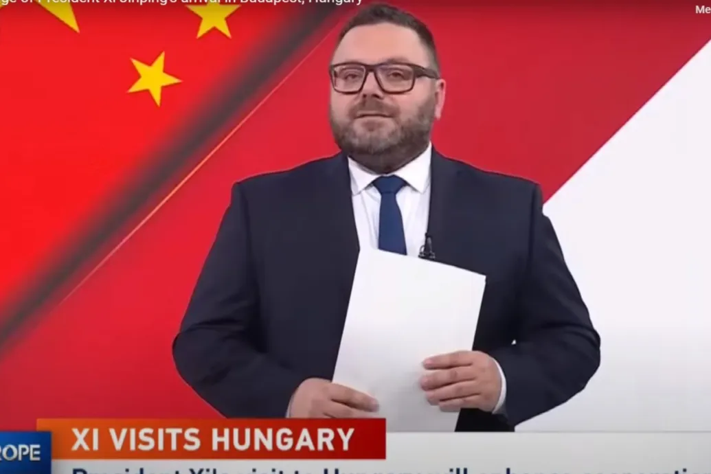 Az MTVA riportere és Bencsik András is bejelentkezett az egyórás kínai propagandaműsorba