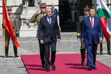 Katonai ceremóniával fogadták a kínai elnököt a budai Várban