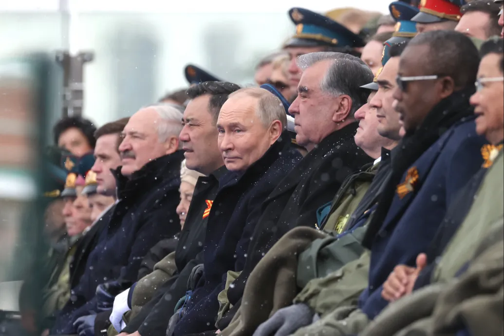 Putyin: Senki nem fenyegethet meg minket, a csapataink állandó harckészültségben állnak