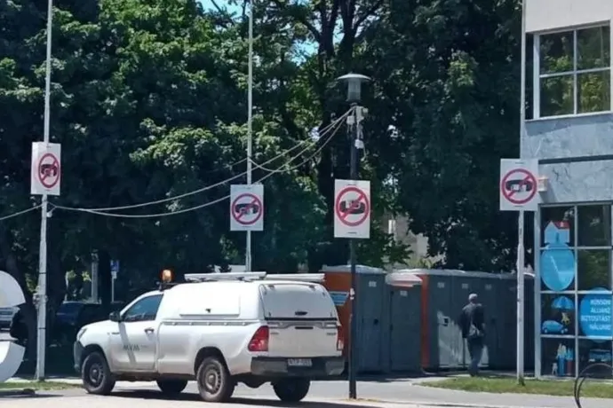 Miskolcon is áthúzott nadrágszíjas plakátokkal várják Magyar Pétert