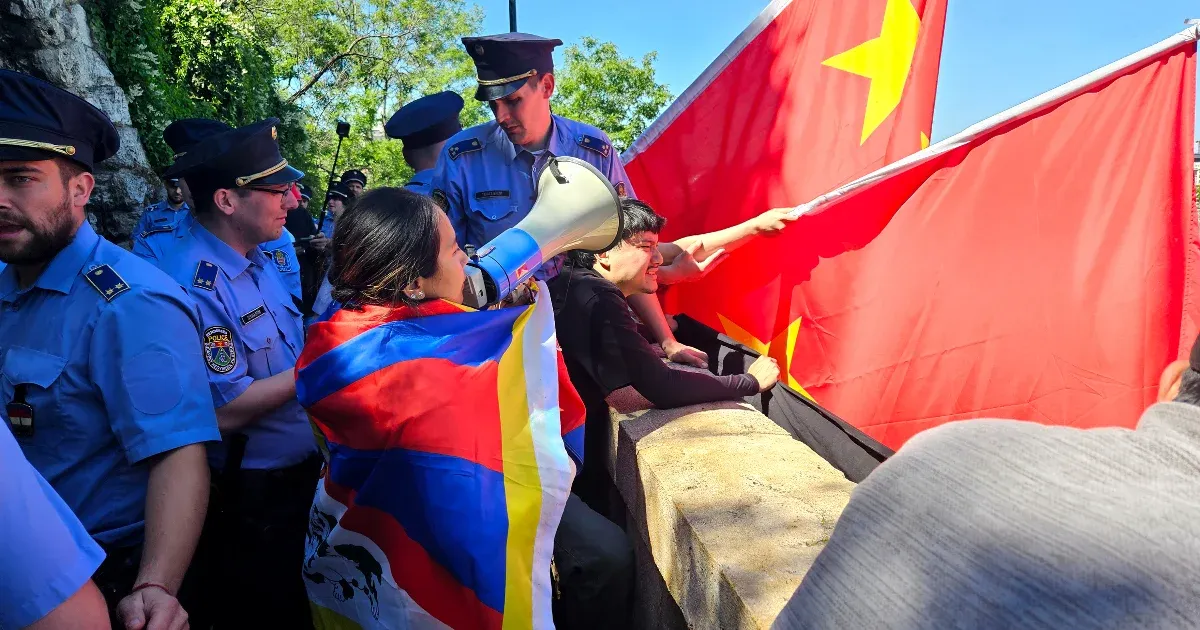 Dulakodtak, egymás zászlóit tépkedték kínai és Tibet-párti aktivisták a Gellért-hegyen – videó