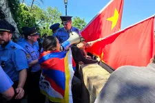 Dulakodtak, egymás zászlóit tépkedték kínai és Tibet-párti aktivisták a Gellért-hegyen – videó