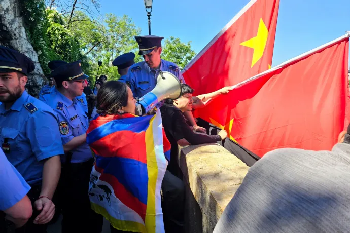 Dulakodtak, egymás zászlóit tépkedték kínai és Tibet-párti aktivisták a Gellért-hegyen – videó