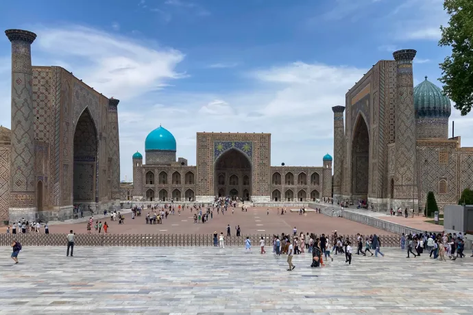 A Registran tér, Szamarkand történelmi belvárosában – Fotó: Brückner Gergely / Telex