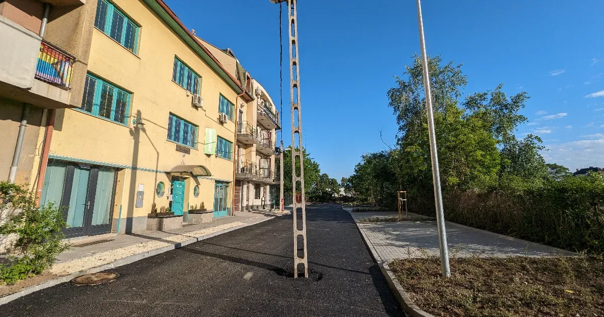 Leaszfaltoztak egy utcát Zuglóban, a közepére került egy villanyoszlop, de van magyarázat az esetre