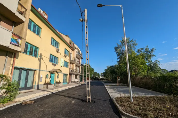 Leaszfaltoztak egy utcát Zuglóban, a közepére került egy villanyoszlop, de van magyarázat az esetre