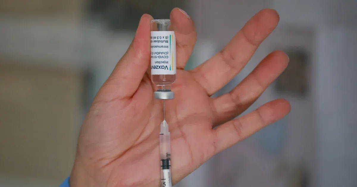 Fact-check: Tényleg most először ismerték el, hogy halálozást okozhat az egyik Covid-vakcina?
