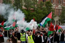 Fejbe verték az izraeli Ynet riporterét egy palesztinpárti tüntetésen Malmőben