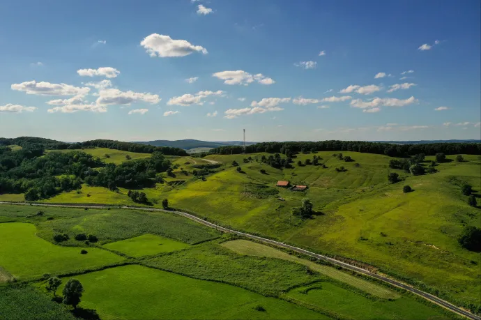 200 millió euró támogatást von meg az EU, mert gyatrán megy a telekkönyezési program