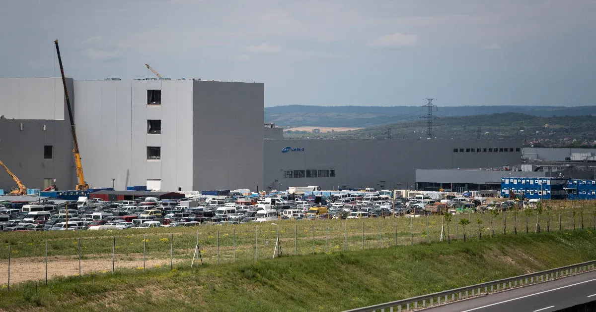 Eldugult csatorna miatt került akkugyártáshoz használt oldószer a gödi Samsung-gyár melletti földekre