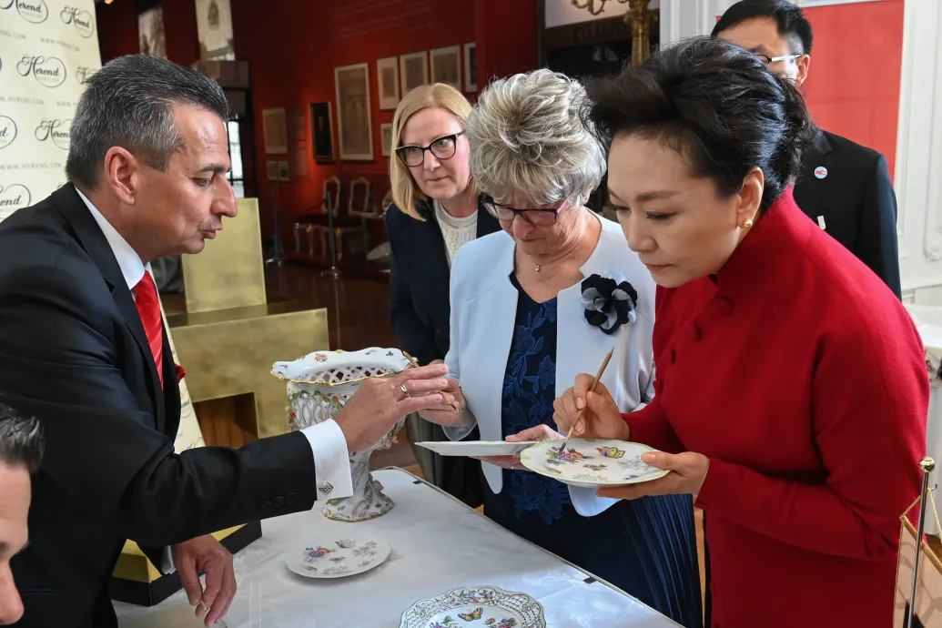 Amíg az urak tárgyalnak, a first ladyk teáznak és porcelánt festenek