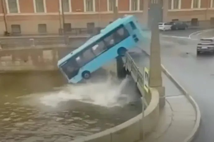 Folyóba zuhant egy busz Szentpéterváron, legalább három utas meghalt
