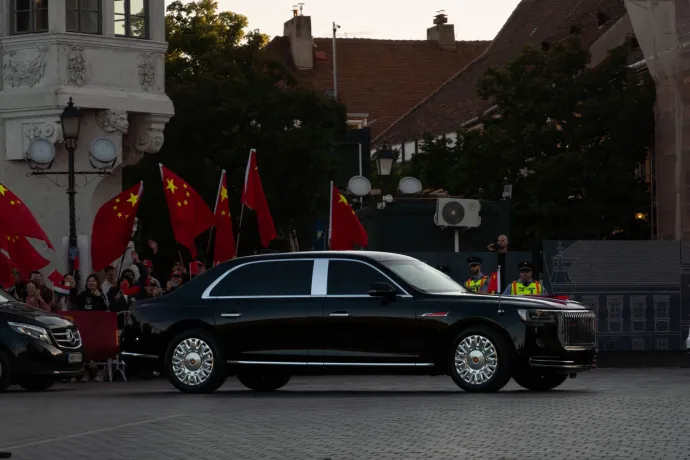 Budapestre is elhozta a kínai autóipar páncélozott csúcslimuzinját Hszi Csin-ping