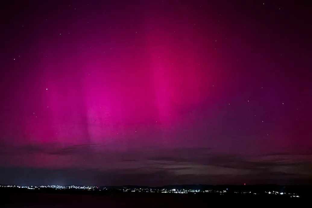 Lenyűgöző képeken az eget beragyogó sarki fény