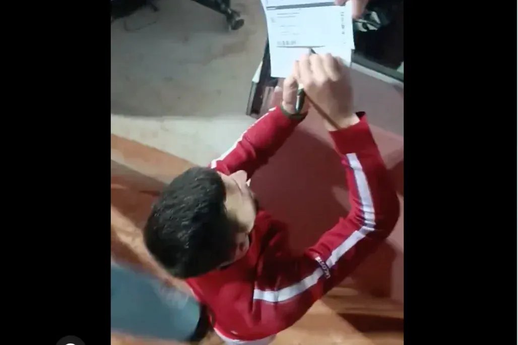Fejen találta egy vizes palack Novak Djokovićot, miközben autogramokat osztott a római bajnokságon