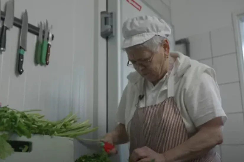 Nyugdíjas óvónéni, hetvenéves konyhalány – sokan kényszerből dolgoznak a nyugdíj mellett