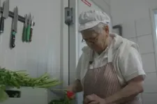 Nyugdíjas óvó néni, hetvenéves konyhalány – sokan kényszerből dolgoznak a nyugdíj mellett