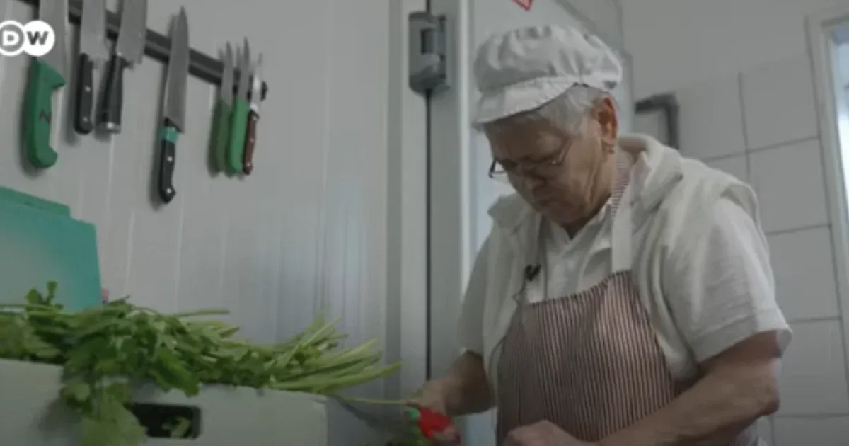 Nyugdíjas óvónéni, hetvenéves konyhalány – sokan kényszerből dolgoznak a nyugdíj mellett
