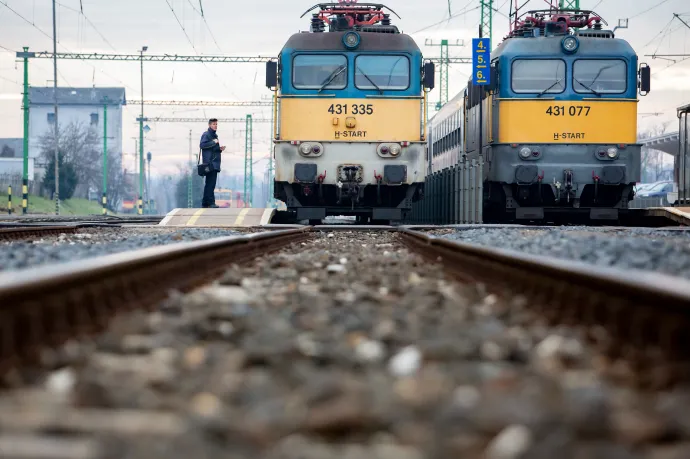 Ütik, rúgják, sörrel öntik le vagy éppen dobócsillaggal támadnak rá a MÁV jegykezelőire az agresszív utasok