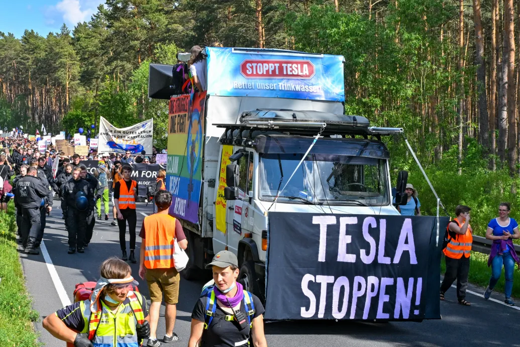 Folytatódnak a Tesla-gyár bővítése elleni tüntetések Németországban