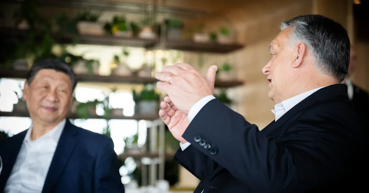 És akkor Orbán Viktor és Hszi Csin-ping együtt bámulták az ablakon át a felhők gomolygását