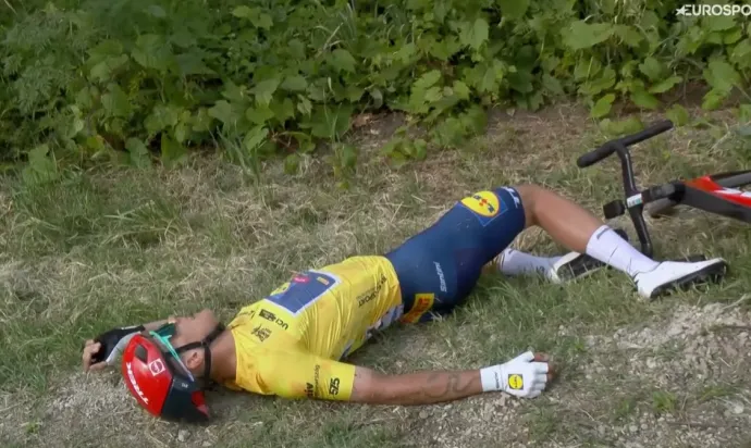 Thibau Nys kimerülten feküdt le a Tour de Hongrie 4. szakaszának befutója után – Fotó: Eurosport