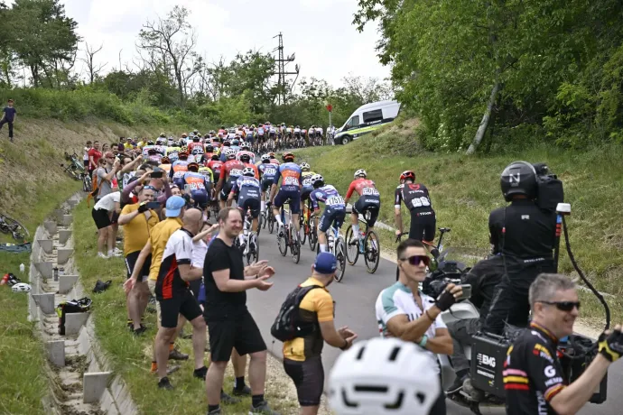 Etyeken nagyon sokan kimentek szurkolni a mezőnynek – Fotó: Facebook / Tour de Hongrie