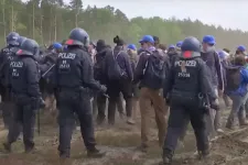 Közel ezren csaptak össze rendőrökkel a Tesla-gyár bővítése ellen tiltakozva Németországban