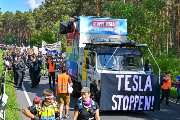 Közel ezren csaptak össze rendőrökkel a Tesla-gyár bővítése ellen tiltakozva Németországban