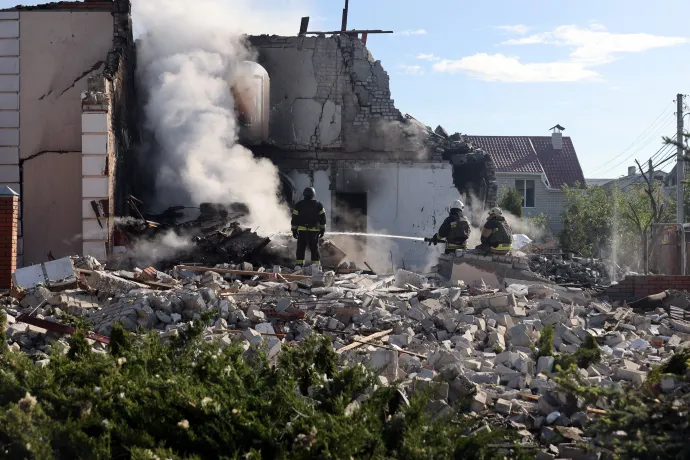 Tüzérségi támadás ért egy lakóházat Harkivban május 10-én; Alul: Egy lakó nézi elpusztított házát Harkivban – Fotó: Vyacheslav Madiyevskyy / Ukrinform / NurPhoto / AFP