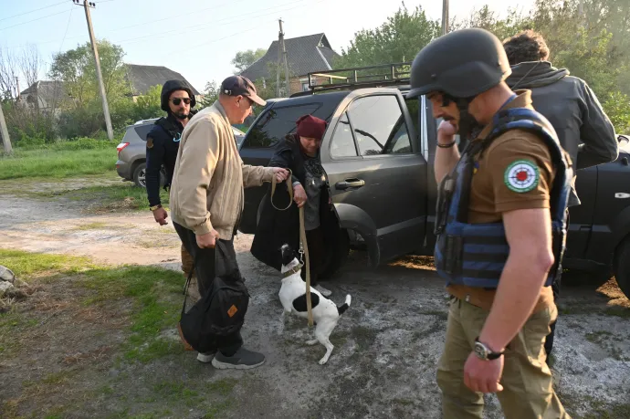 Ukrán önkéntesek segítik az evakuációt Harkiv megyében – Fotó: Szergej Bobok / AFP
