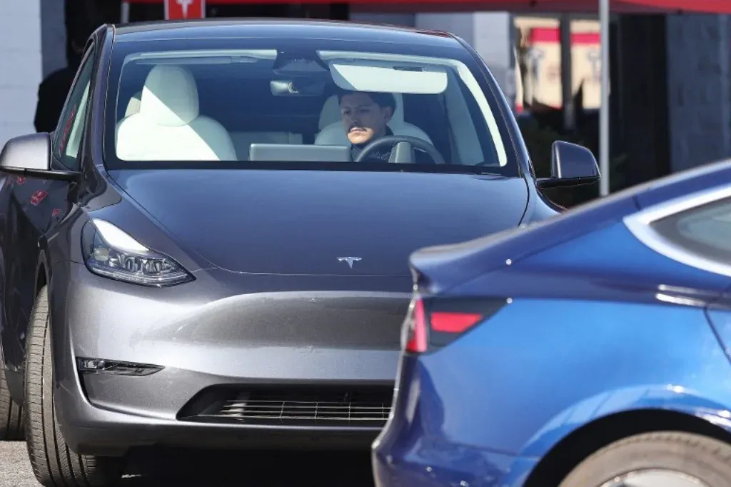 Nyolc éve várják hiába az indiai rajongók az ezer dollárral lefoglalózott Tesláikat