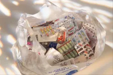 Rúzsokat, kozmetikumokat, még óvszereket is bedobnak a lejárt gyógyszeres kórházi konténerekbe