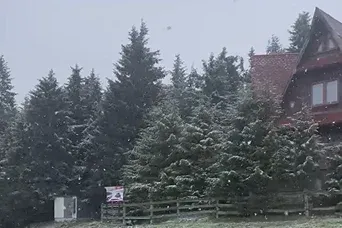 Igazi télies hangulatú videót posztoltak a székelyföldi májusi havazásról