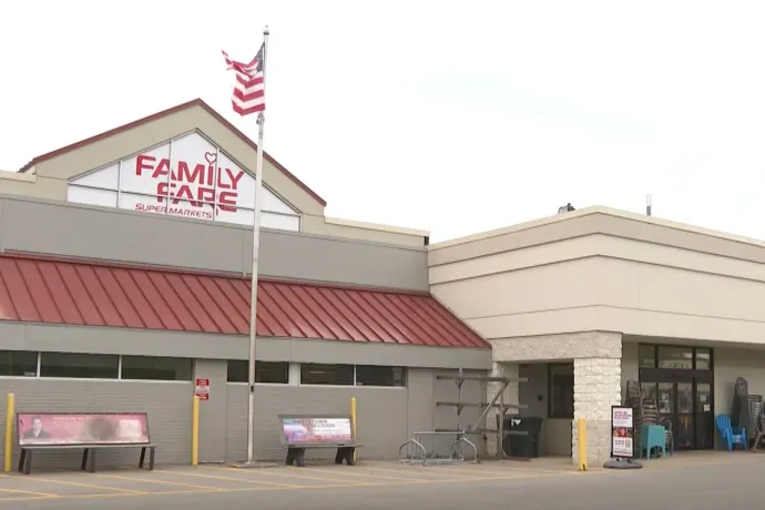 Biztonságos hely, többen ismerik – ezt mondta a michigani szupermarket neonreklámjáról az a nő, aki egy évig élt benne