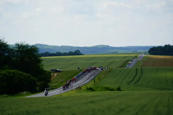 A Tour de Hongrie mezőny a somogyi dombokon átvágva érkezett meg a Mecsekhez – Fotó: Facebook / Tour de Hongrie