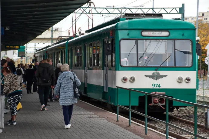 Késsel ugrottak neki egy férfinak az Örs vezér téri HÉV-megállóban, három embert kórházba vittek