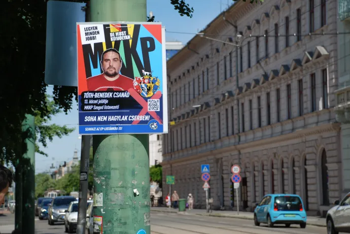 A Magyar Kétfarkú Kutya Párt választási plakátja a szegedi Széchenyi téren – Fotó: Móra Ferenc Sándor / Telex