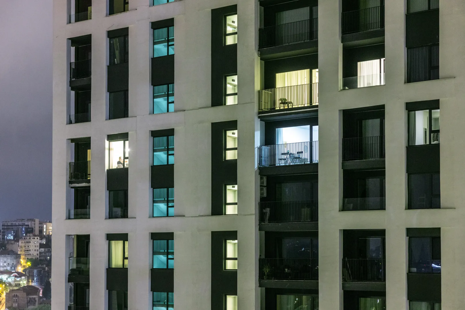 Az egyik lakóház ablakai éjszaka – Fotó: Németh Sz. Péter / Telex