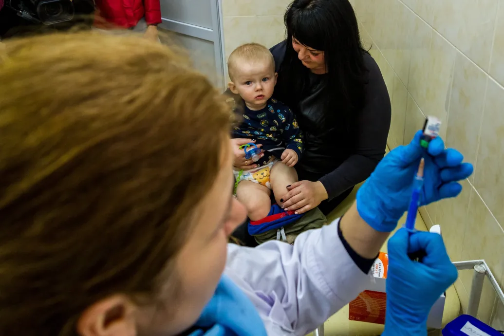 A császármetszéssel születetteknek dupla adag kanyaró elleni védőoltást kellene beadni egy tanulmány szerint