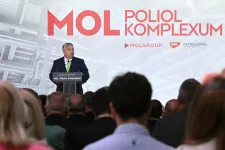 Hernádi Zsolt a magyar Jockey Ewing – mondta Orbán, és hatalmas petrolkémiai gyárat avatott Tiszaújvárosban