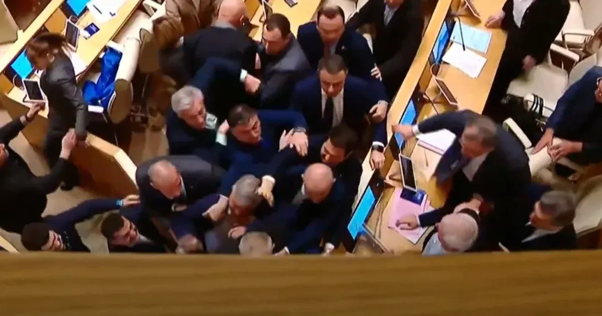 Megint egymásnak estek a képviselők a grúz parlamentben