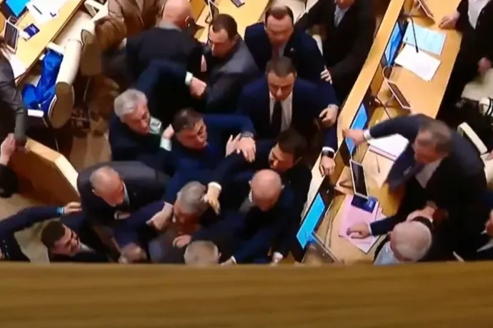 Megint egymásnak estek a képviselők a grúz parlamentben