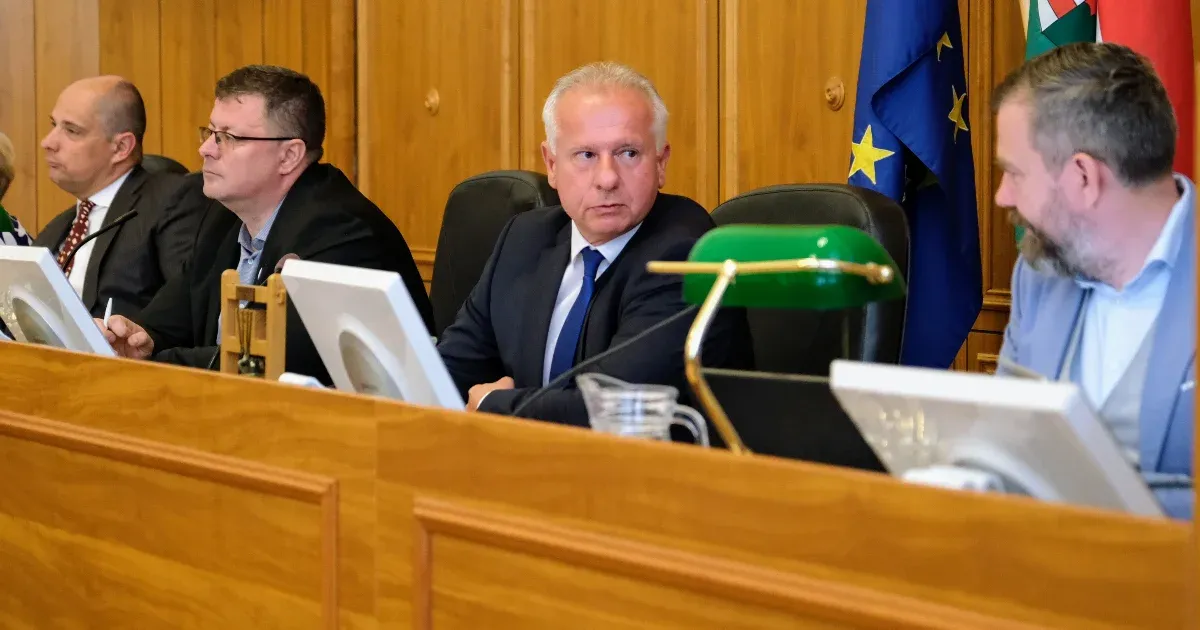 Élő adásban utalta át a város utolsó törlesztőrészletét Pécs ellenzéki polgármestere