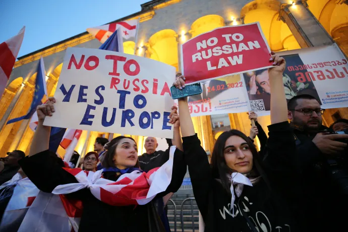 Tiltakozók a grúz parlament előtt – Fotó: Davit Kachkachishvili / Anadolu / AFP
