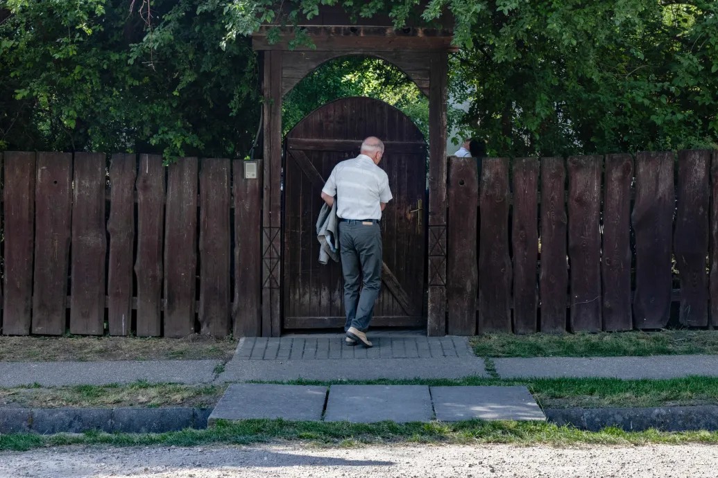 Deutsch Tamás sajtótájékoztatót tartott, csak éppen a sajtó egy részét zárta ki a kerítésen túlra